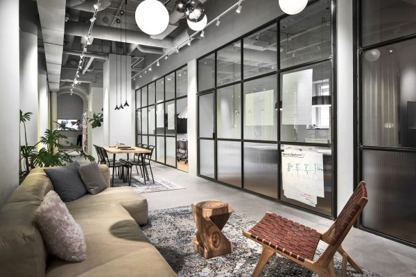 Fördelarna med glasväggar i kontorsmiljöer 2 - Smidesrum Industrivagg i kontor